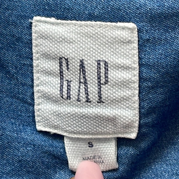 GAP Chambray Blue Lightweight Denim Shortsleeved Button Down Oxford Size Small - Picture 3 of 5